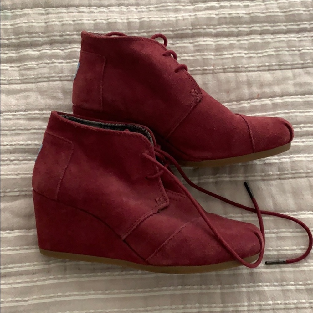 Toms burgundy wedge booties